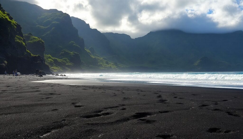 Plage de sable noir Ă Waipiâo Valley, falaises en arriĂšre plan, verdure luxuriante, lumiĂšre intense